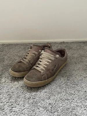 Saint Laurent Skor - Saint Laurent skor | Skick 6 | Nypris 7000kr+ mitt pris endast | Storlek 39 | Innermått ca 25cm | Priset är ej hugget i sten!🪨 | Hör av dig vid minsta fråga eller fundering!📩