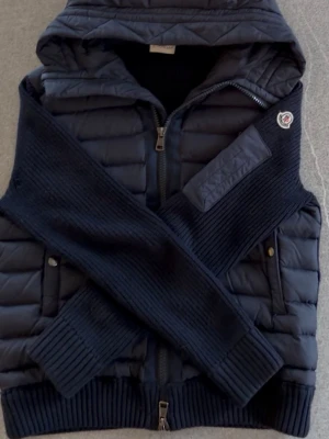  Moncler cardigan  - Snygg mörkblå cardigan från Moncler. Säljer då den börjar bli lite liten. Inga defekter och priset är ej hugget i sten🤩 Passar om man är mellan 170-180