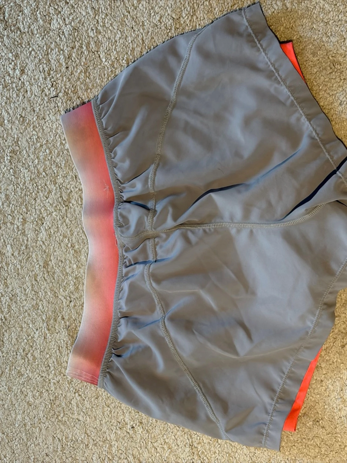 Grå träningsshorts med rosa detaljer - 1