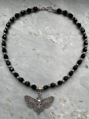 Svart halsband med berlock - Svart halsband med silverfärgad berlock, gjord av mig💕