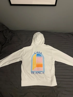  Casa Blanca hoddie - Säljer en skitnygg vit hoodie från Casa Blanca med sköna tryck. Storlek M. Skickar samma eller dagen efter. Mitt pris 899kr. Hör av dig vid någon fråga t.ex mått osv💥inga defekter!