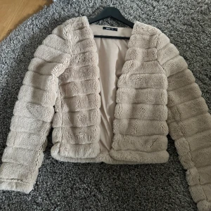 Pälsjacka  - Säljer nu den här eftertraktade pälsjacka från ginatricot som inte finns längre att få tag på💗 storlek Xs och jag säljer då den är för liten för mig. Tryck gärna på köp nu😻