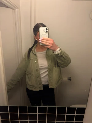 Ljusgrön jeansjacka från Zara - Trendig ljusgrön jeansjacka från Zara med avslappnad passform. Klassisk krage, stora framfickor och knappar framtill. Perfekt att slänga över en t-shirt för en cool och enkel look. Den är knappt använd 💞