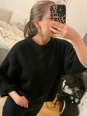Svart stickad tröja  - Mysig svart stickad tröja från Gina Tricot i storlek M. Säljer för 70kr🤎