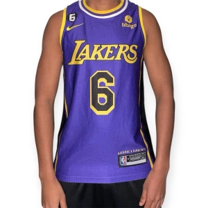 Lakers Tröja Lebron James#6, Storlek L - Helt ny, högkvalitativ replika. Modellen på bilden är 175 cm lång och bär storlek S.  Pris: 399kr  Leverans: Skickas inom 24 timmar  Observera: Begränsat antal i lager – först till kvarn gäller  