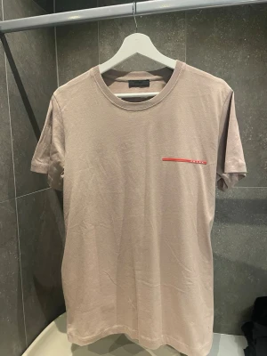 Prada T-shirt S - Ej använd, väldigt bra kvalité 