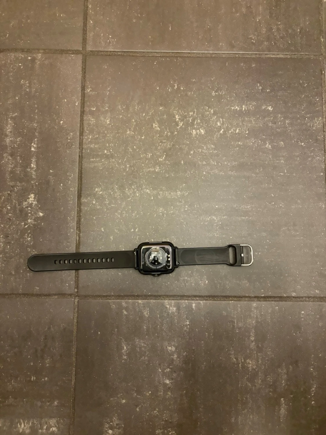 Svart smartklocka med silikonarmband