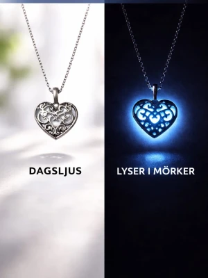 Halsband med lysande hjärthänge - Unikt halsband med ett hjärtformat hänge i silverfärgad metall. Hänget har ett vackert, snirkligt mönster och lyser i blått i mörker. Kedjan är tunn och matchar hängets färg. Perfekt för dig som gillar detaljer som sticker ut och vill ha något speciellt. Kedjan är i rostfritt stål med en längd på 45 cm + 5 cm förlängningskedja. Hänget börjar lysa i mörker efter att ha varit en kort stund i vanligt dagsljus o lyser i flera timmar. Handgjort. Tål vatten och missfärgas inte. Lång livslängd. 