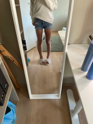 Blå denimshorts med rå kant - Säljer ett par klassiska blå jeansshorts i denim. Shortsen har normal passform och låg midja.  Perfekta för varma dagar och enkla att matcha med olika toppar och fina saker till sommaren. De är lite vibe av vintage och de har håll på framsidan. Pris går att diskutera skriv om ni har frågor! Midjemåttet är ungefär 31-34 cm de är stretchiga också!! 💞💗