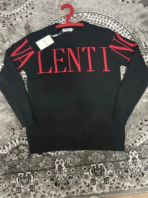 Svart stickad tröja från Valentino - Snygg svart valentino tröja, sitter som L. Funkar även som M.