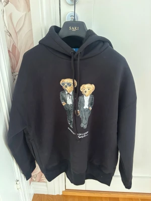Raulph Lauren Polo bear hoodie - Säljer en riktigt snygg hoodie från Ralph Lauren Polo bear i storlek M. Fodrad insida, stor i storlek pga relaxed fit. I nyskick och endast använd ett fåtal gånger. Kom med bud och hör av dig vid frågor