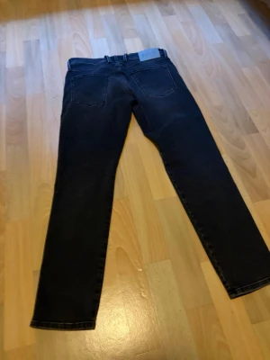 Svarta slim replay hyperflex jeans  - Säljer ett par svarta replay anbass jeans med gråa fades från replay i STRL 32W 30L  köpt i butik för 1600kr aldrig använda, Söljer dem för att jag har ångrat mig o har inte kvitto kvar eller något