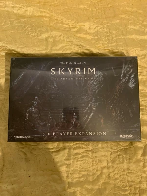 Skyrim Adventure Game 5-8 Player Expansion - The Elder Scrolls V: Skyrim The Adventure Game 5-8 Player Expansion är en expansion till brädspelet där du kan spela med fler vänner. Innehåller extra kort, tokens och spelarkomponenter. Perfekt för dig som vill utöka ditt Skyrim-äventyr. Ny pris: 469kr