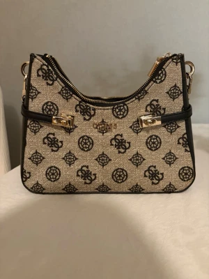 Guess väska  - Guess väska i mycket fint skick 700kr