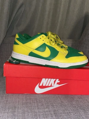Nike Dunk Retro/ Brazil Dunks - Nike Dunk Low/ Brazil. Änvänds enstaka gånger köpte de för tre år sedan. Köpta på StockX. Du får med dig kartongen samt äkta QRkoden 