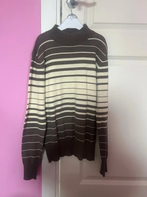Brun och vit randig stickad tröja - Stickad tröja med en lite retro vibe🤎 Mjuk och bekväm, lite knottrig men inget man märker av☺️ Pris går att diskuteras 