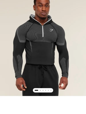Gymshark onyx - Gymshark onyx hoodien skickar så fort jag får hem den helt oöppnad. Väldigt rare och den kommer aldrig släppas igen och det är bekräftat av gymshark själva