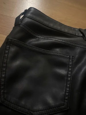 Svarta skinnbyxor med raka ben - säljer dessa skinnbyxor med raka ben och högmidjat.Jätte snygga går bara inte till använts 💕