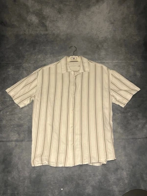 Linne Skjorta - Väldigt fin linne skjorta perfekt för vår och sommar! Den har använts max 3 gånger! Skriv om ni är intresserade!