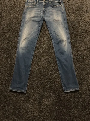 Replay anbass - Snygga blå slim fit jeans från replay i bra skick. Storleken är 29:30 och passar runt 170cm. Tveka inte att höra av er!