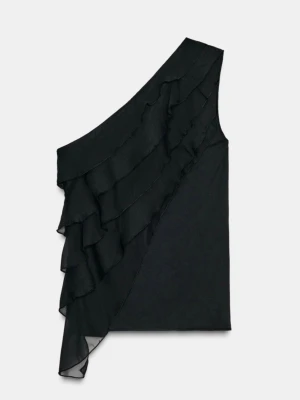 Svart oneshoulder topp med volanger - Snygg svart oneshoulder topp med flera lager volanger längs axeln och sidan. Tillverkad i ett lätt,  material som ger en luftig känsla. Helt oanvänd med lappen kvar