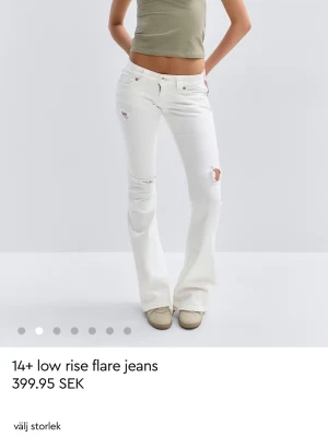 SLUTSÅLDA❗️vita jeans från ginatricot  - Säljer ett par vita jeans från ginatricot i storleken xs, de är använda en gång men inget som tyder på användning eller andra defekter!💗hör av dig vid intresse och pris går att diskutera!!, skriv för fler bilder eller mått!💗💗
