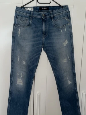 Blå slitna Replay anbass jeans - Säljer ett par feta Replay jeans anbass. Knappt använt dom och dome i bra skick, skriv för för fler bilder eller om du har någon fråga.🔥😀