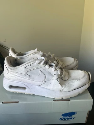 Nike air Max ( läs beskrivningen )  - Nike air Max vita storlek 44 - väldigt slitna mest om någon vill köpa för en slant eller för ett projekt eller fixa dom 
