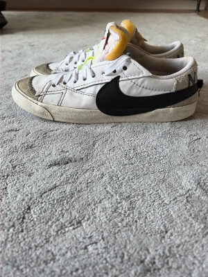 Nike blazers low 77 - Nike blazers low 77 svartvita. Små slitage på sina ställen och aningen korta skosnören.