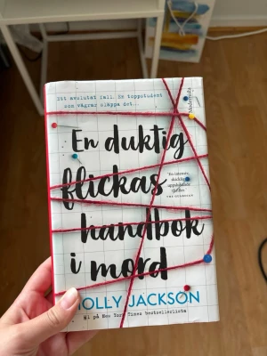 En duktig flickas handbok i mord - Spännande pocketbok av Holly Jackson som är en populär thriller inom ungdomslitteratur. Perfekt för dig som gillar mysterier och deckare.