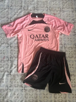PSG rosa och svart fotbollskit Nike - Psg fotbollsträningsset i storlek S. Shortsen har fickor med dragkedjor. Helt nya och oanvända, perfekt till sommaren. Hör gärna av vid frågor!