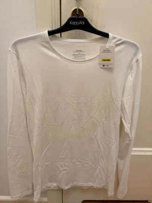 Calida långärmad T-shirt vit - Otroligt skön långärmad T-shirt med riktigt bra kvalité. Oanvänd med prislapp Nypris: 499kr