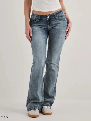 Blå bootcut jeans med låg midja - säljer dessa då jag beställde i fel storlek men har dom i en annan storlek och de är mina absoluta favorit jeans. Super låga i midjan, perfekt färg, helt enkelt skit snygga!