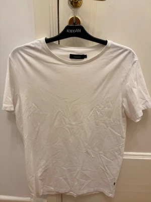 Matinique T-shirt vit - Skön vit T-shirt i väldigt bra skick, knappast använd.