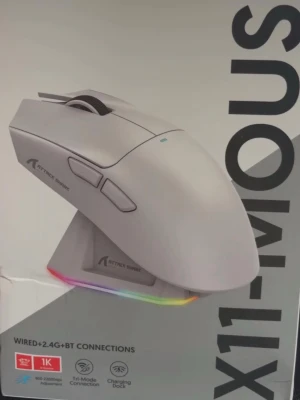 Vit trådlös gamingmus Attacking Shark - Snygg vit gamingmus från Attacking Shark med RGB-belysning och laddningsdocka. Musen har flera knappar på sidan, scrollhjul och stöd för både trådlös och Bluetooth-anslutning. Perfekt för gaming eller arbete vid datorn.