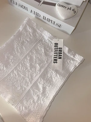 Vit bandeau topp från Urban Outfitters - Superfin vit bandeau topp från Urban Outfitters med snyggt mönster helt ny med prislapp 