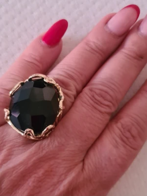 Ringar - Ring med röd agat  Röd agat förknippas med passion, energi och livsglädje. En sten som drar blickarna till sig och ger smycket en varm och elegant känsla.  Reglerbar storlek.  Ring med svart onyx  Svart onyx förknippas med styrka, självförtroende och inre balans. Den djupa svarta färgen ger ringen ett tidlöst och elegant uttryck.  Reglerbar storlek. Båda 300 kr, En 200 kr