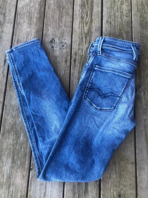 Replay Anbass - Säljer ett par riktigt snygga Replay Anbass. Storleken på jeansen är W29, L32. Passar XS/S/M. Perfekta till vardagslooken och passar till det mesta. Säljs för 249kr pga att jag inte får användning av dem och nypris är 1500-1800kr!☺️