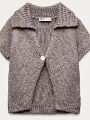Beige stickad kofta med kort ärm - Kortärmad stickad kofta i beige med krage och en  knapp framtill. Perfekt till sommaren att slänga över ett linne. Super bra skick utan tecken på användning💞💞