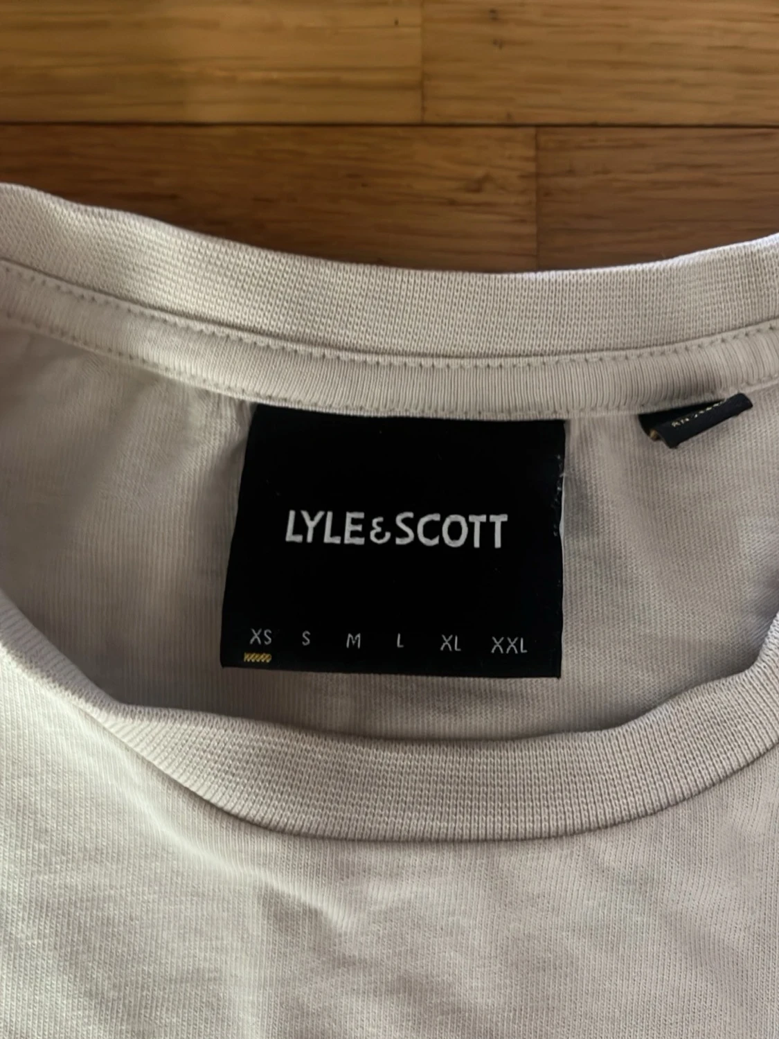 Beige t-shirt från Lyle & Scott - 2