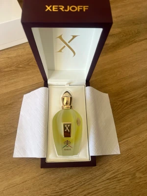 Xerjoff Naxos 100ML - Säljer min Xerjoff Naxos med komplett originalbox och presentation.  En av Xerjoffs mest populära nischdofter. Naxos kombinerar honung, tobak och vanilj i en varm och lyxig komposition med fantastisk prestanda och lång hållbarhet.  • 100ML flaska • Komplett originalpresentation med box • Mycket bra prestanda och projektion • Skick enligt bilder