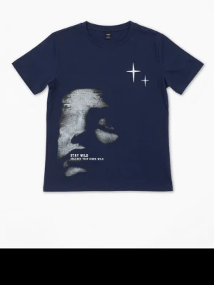 Mörkblå t-shirt med stjärntryck - Snygg mörkblå t-shirt med två vita stjärnor tryckta på bröstet. Klassisk rund halsringning och korta ärmar. Perfekt för en chill och stilren look.