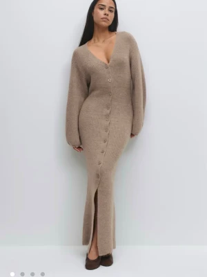 Beige lång stickad klänning ginatricot - säljer denna snygga stickade klänningen ifrån ginatricot. Även snyggt att ha den som en kofta! Köpt för 599. Men säljer för 480