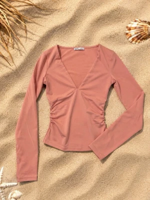 Rosa v-ringad topp  - Super flattering fit med ruching i sidorna & deep v-neck ✨ Jättefin dusty pink färg och perfekt basic som ändå känns dressy 🤍 Passar till jeans, kjol eller low rise för en clean/pinterest vibe 🌸 Bra skick!  • Helt ny och oanvänd, endast testad.            •Små fläckar som syns på bild 5 och 6.                          Bundle finns🤍  - Soft and pieces 
