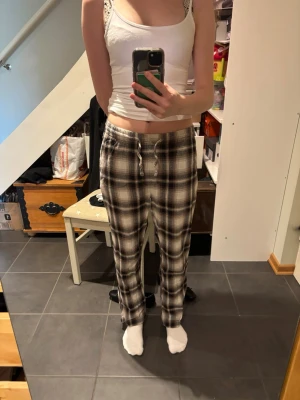 Pyjamasbyxor  - Snygga pyjamasbyxor. Bruna med rutigt mönster. Säljer då dem är lite för korta för mig. Skriv för fler bilder