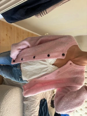Rosa stickad  - Jätte söt rosa stickad kofta. perfekt till sommarn och lite oversized💗☀️💗