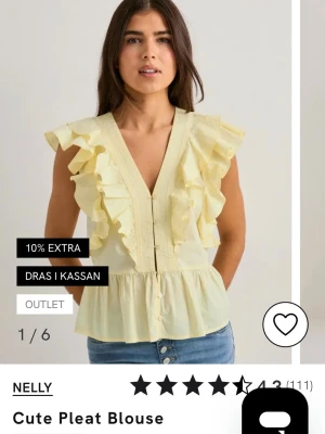 Gul volangblus från Nelly - Supersöt ljusgul blus från Nelly!!💕helt oanvänd med prislapp på!säljer då den var för stor🥰💕