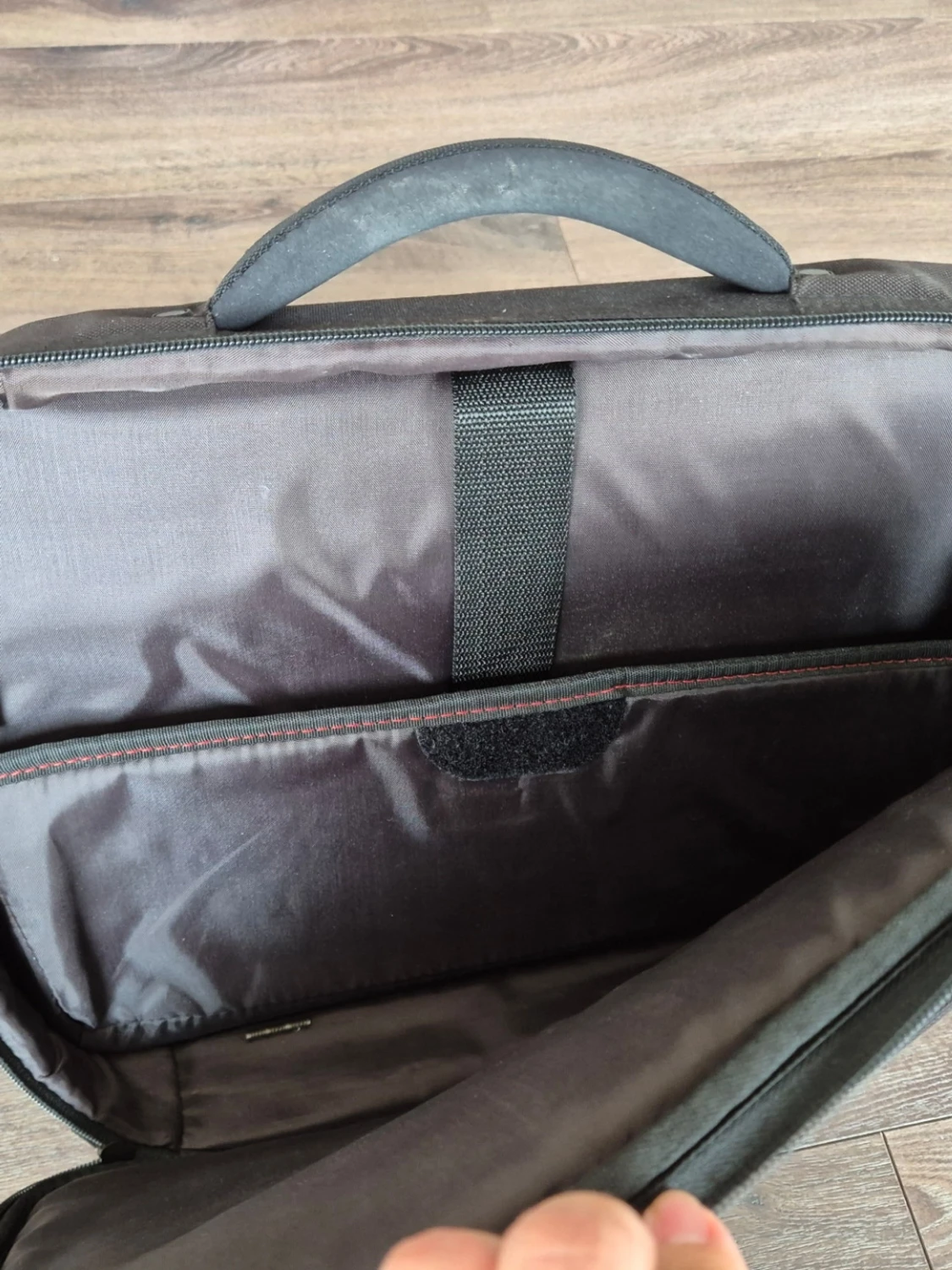 Svart datorväska med röd detalj - 1