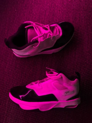 Jordan Stay Loyal sneakers svart/vit - Snygga Jordan Stay Loyal sneakers i svart och vitt med klassisk Jumpman-logga på hälen. Skorna har en modern design med mesh och syntetmaterial, samt en robust sula för extra komfort. Perfekta för dig spelar basket eller som gillar streetwear och sportig stil. 