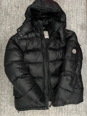 Moncler - Säljer en Moncler jacka i storlek M. Hör av dig vid intresse.